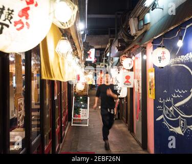 Tokyo, Japon - 21 2016 janvier : yakitori Alley. Vue nocturne du passage inférieur de Yakitori Alley sous la ligne de chemin de fer de la gare Yurakucho. Nouilles japonaises Banque D'Images