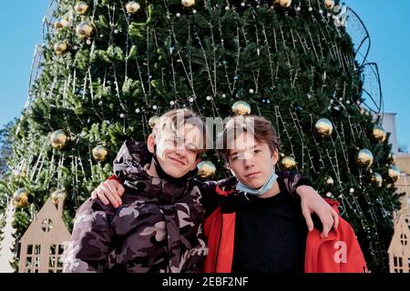 Kislovodsk, Russie - 23 janvier 2021 : portrait de deux zoomères en demi-longueur qui embrasent et regardent la caméra sur le fond d'un être de Noël Banque D'Images