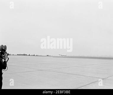 Voyage à Ottawa, Canada : cérémonies de départ, 9 h 45. L'avion de la Force aérienne un se soulève du sol au départ de la Station aérienne royale du Canada Uplands, Ottawa (Ontario), Canada, à la suite de la visite d'État du président John F. Kennedy et de la première dame Jacqueline Kennedy. [Photo de Harold Sellers] Banque D'Images