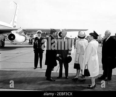 Voyage à Ottawa, Canada : cérémonies de départ, 9 h 45. Le président John F. Kennedy et la première dame Jacqueline Kennedy quittent Ottawa à la suite d'une visite d'État. L-R: Non identifié; président Kennedy; premier ministre du Canada, John G. Diefenbaker; Mme Kennedy (face à face); Olive Palmer Diefenbaker (épouse du premier ministre Diefenbaker); gouverneur général du Canada, Georges P. Vanier. Royal Canadian Air Force Station Uplands, Ottawa (Ontario), Canada. [Photo de Harold Sellers] Banque D'Images