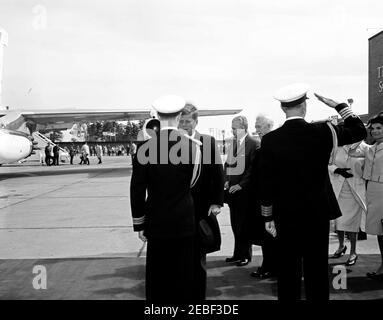 Voyage à Ottawa, Canada : cérémonies de départ, 9 h 45. Le président John F. Kennedy et la première dame Jacqueline Kennedy quittent Ottawa à la suite d'une visite d'État. De gauche à droite : le président Kennedy; le premier ministre du Canada, John G. Diefenbaker; le gouverneur général du Canada, Georges P. Vanier; Mme Kennedy. Royal Canadian Air Force Station Uplands, Ottawa (Ontario), Canada. [Photo de Harold Sellers] Banque D'Images