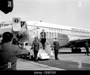 Voyage à Ottawa, Canada : cérémonies de départ, 9 h 45. Le président John F. Kennedy et la première dame Jacqueline Kennedy embarquent à bord de la Force aérienne One pour quitter Ottawa à la suite d'une visite d'État. Royal Canadian Air Force Station Uplands, Ottawa (Ontario), Canada. [Photo de Harold Sellers] Banque D'Images