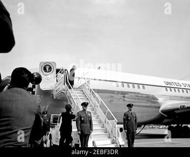 Voyage à Ottawa, Canada : cérémonies de départ, 9 h 45. Le président John F. Kennedy et la première dame Jacqueline Kennedy embarquent à bord de la Force aérienne One pour quitter Ottawa à la suite d'une visite d'État; le président Kennedy fait des vagues depuis la porte de l'avion. Royal Canadian Air Force Station Uplands, Ottawa (Ontario), Canada. [Photo de Harold Sellers] Banque D'Images