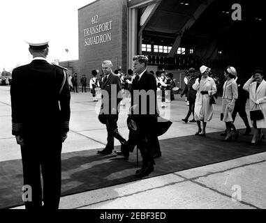 Voyage à Ottawa, Canada : cérémonies de départ, 9 h 45. Le président John F. Kennedy et la première dame Jacqueline Kennedy quittent Ottawa à la suite d'une visite d'État. Marche le long du tapis, de gauche à droite: Le premier ministre du Canada, John G. Diefenbaker; le gouverneur général du Canada, Georges P. Vanier (pour la plupart caché); le président Kennedy; Pauline Archer Vanier (épouse du gouverneur général Vanier); Mme Kennedy; Olive Palmer Diefenbaker (épouse du premier ministre Diefenbaker). Hangar de l'escadron de transport 412, Uplands de la station de la Force aérienne royale du Canada, Ottawa (Ontario), Canada. [Photo de Harold Sellers] Banque D'Images