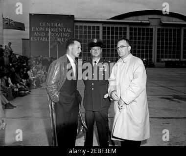 Voyage à Ottawa, Canada : cérémonies de départ, 9 h 45. Trois hommes non identifiés aux Uplands de la Royal Canadian Air Force Station pour le départ du président John F. Kennedy et de la première dame Jacqueline Kennedy d'Ottawa après leur visite d'État. Ottawa, Ontario, Canada. [Photo de Harold Sellers] Banque D'Images