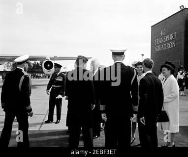 Voyage à Ottawa, Canada : cérémonies de départ, 9 h 45. Le président John F. Kennedy et la première dame Jacqueline Kennedy quittent Ottawa à la suite d'une visite d'État. De gauche à droite : deux non identifiés; le premier ministre du Canada, John G. Diefenbaker (pour la plupart caché); le président Kennedy (face cachée); le gouverneur général du Canada, Georges P. Vanier; Pauline Archer Vanier, épouse du gouverneur général Vanier (partiellement cachée); Mme Kennedy; Olive Palmer Diefenbaker (épouse du premier ministre Diefenbaker). Royal Canadian Air Force Station Uplands, Ottawa (Ontario), Canada. [Photo de Harold Sellers] Banque D'Images