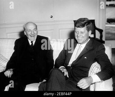 Rencontre avec Clement Attlee, 1er Earl Attlee, ancien Premier ministre britannique et chef du Parti travailliste, 12 h 00. Le président John F. Kennedy rencontre l'ancien premier ministre britannique et chef du Parti travailliste, Clement Attlee, 1er Earl Attlee. Oval Office, Maison Blanche, Washington, D.C. Banque D'Images