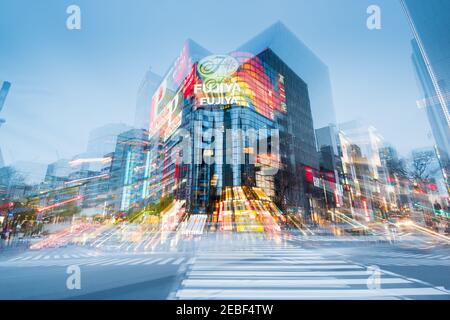 Tokyo, Japon - 21 2016 janvier : une photo abstraite du Fujiya Building et du Sukiyabashi Crossing pendant les heures de pointe à Tokyo, Japon. Fujiya est un pays Banque D'Images