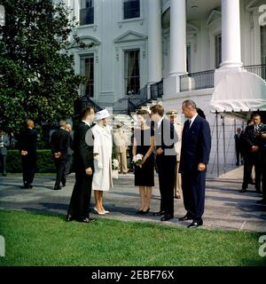 Remise de la Médaille du service distingué (DSM) de la NASA (Administration nationale de l'aéronautique et de l'espace) à l'astronaute Cmdr. Alan B. Shepard, Jr., 10 h 00. Le commandant de l'astronaute Alan B. Shepard, Jr., et son épouse Louise Brewer Shepard, arrivent pour la cérémonie de remise de la Médaille du service distingué (DSM) de l'Administration nationale de l'aéronautique et de l'espace (NASA) au commandant Shepard. De gauche à droite : Commandant Shepard; Mme Shepard; première Dame Jacqueline Kennedy; Président John F. Kennedy; aide navale au Président, Commandant Tazewell Shepard (à l'arrière); Vice-Président Lyndon B. Johnson; Secret de la Maison Blanche Banque D'Images