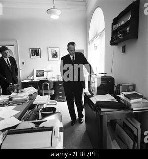 Le président Kennedy considère le décollage de l'astronaute Cmdr. Alan B. Shepard, Jr., sur le 1er vol sous-orbital avec pilote américain. Le président John F. Kennedy et le vice-président Lyndon B. Johnson regardent la couverture télévisée du décollage du commandant de l'astronaute Alan B. Shepard, Jr. À bord du u0022Freedom 7,u0022 sur le premier vol sous-orbital sous-aérien américain. Bureau du Président du Conseil exécutif 2019s Secrétaire (Evelyn Lincoln), Maison Blanche, Washington, D.C. Banque D'Images