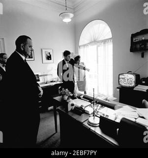 Le président Kennedy considère le décollage de l'astronaute Cmdr. Alan B. Shepard, Jr., sur le 1er vol sous-orbital avec pilote américain. Le président John F. Kennedy et la première dame Jacqueline Kennedy regardent la couverture télévisée du décollage du commandant de l'astronaute Alan B. Shepard, Jr. À bord du u0022Freedom 7,u0022 sur le premier vol sous-orbital sous-habité par les États-Unis. Le vice-président Lyndon B. Johnson et l'adjoint spécial du président, Arthur Schlesinger Jr. (Partiellement caché derrière Johnson), sont à gauche. Bureau du Président du Conseil exécutif 2019s Secrétaire (Evelyn Lincoln), Maison Blanche, Washington, D.C. Banque D'Images