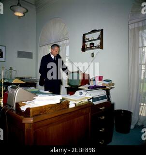 Le président Kennedy considère le décollage de l'astronaute Cmdr. Alan B. Shepard, Jr., sur le 1er vol sous-orbital avec pilote américain. Le vice-président Lyndon B. Johnson se tient à la télévision pour regarder le décollage du commandant de l'astronaute Alan B. Shepard, Jr. À bord du u0022Freedom 7,u0022 sur le premier vol sous-orbital avec pilote américain. Bureau du Président du Conseil exécutif 2019s Secrétaire (Evelyn Lincoln), Maison Blanche, Washington, D.C. Banque D'Images