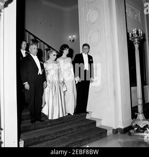 Dîner en l'honneur de Habib Bourguiba, Sr., Président de la Tunisie, 8 h 00. Dîner en l'honneur de Habib Bourguiba, Sr., Président de la Tunisie. Debout sur le Grand escalier jusqu'à la salle d'entrée, de gauche à droite: Le Président Bourguiba; la première Dame de Tunisie, Moufida Bourguiba (anciennement Mathilde Lorrain); la première Dame Jacqueline Kennedy; le Président John F. Kennedy. L'aide militaire au Président, le général Chester V. Clifton, est en arrière. White House, Washington, D.C. Banque D'Images
