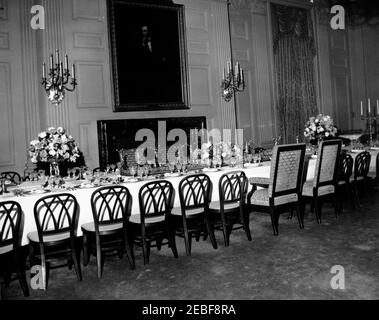 Dîner en l'honneur de Habib Bourguiba, Sr., Président de la Tunisie, 8 h 00. Tables et arrangements floraux pour le dîner en l'honneur de Habib Bourguiba, Sr., Président de la Tunisie. State Dining Room, White House, Washington, D.C. Banque D'Images