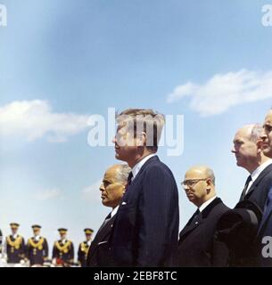 Cérémonies d'arrivée pour Habib Bourguiba, Sr., Président de la Tunisie, et épouse Moufida Bourguiba, 12 h 00. Cérémonies d'arrivée pour Habib Bourguiba, Sr., Président de la Tunisie. De gauche à droite : Président Bourguiba; Président John F. Kennedy; Secrétaire d'État aux affaires étrangères de la Tunisie, Dr. Sadok Mokaddem; Secrétaire d'État, Dean Rusk; Ambassadeur de Tunisie, Habib Bourguiba, Jr. (À la limite de l'image). Terminal du service militaire de transport aérien (SMAT), aéroport national de Washington, Washington, D.C. Banque D'Images