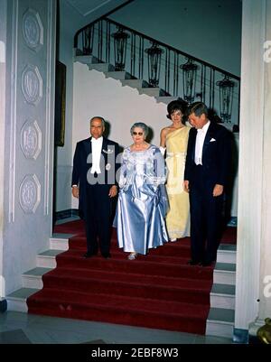 Dîner en l'honneur de Habib Bourguiba, Sr., Président de la Tunisie, 8 h 00. Dîner en l'honneur de Habib Bourguiba, Sr., Président de la Tunisie. Descendant le Grand escalier jusqu'au hall d'entrée, G-D: Président Bourguiba; première Dame de Tunisie, Moufida Bourguiba (anciennement Mathilde Lorrain); première Dame Jacqueline Kennedy; président John F. Kennedy. White House, Washington, D.C. Banque D'Images