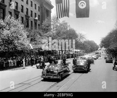 Cérémonies d'arrivée pour Habib Bourguiba, Sr., Président de la Tunisie, et épouse Moufida Bourguiba, 12 h 00. Cérémonies d'arrivée pour Habib Bourguiba, Sr., Président de la Tunisie. Le président John F. Kennedy (assis) et le président Bourguiba (debout) se tiennent en voiture devant le convoi dans la 14ème rue, Washington, D.C. Banque D'Images