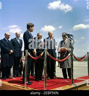 Cérémonies d'arrivée pour Habib Bourguiba, Sr., Président de la Tunisie, et épouse Moufida Bourguiba, 12 h 00. Cérémonies d'arrivée pour Habib Bourguiba, Sr., Président de la Tunisie. De gauche à droite : Secrétaire d'État aux affaires étrangères de Tunisie, Dr. Sadok Mokaddem; Secrétaire d'État, Dean Rusk; Président John F. Kennedy; Président Bourguiba; interprète Charles Sedgwick; non identifié. Terminal du service militaire de transport aérien (SMAT), aéroport national de Washington, Washington, D.C. Banque D'Images