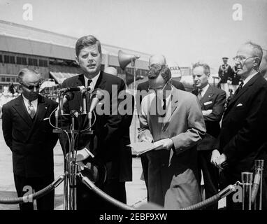 Cérémonies d'arrivée pour Habib Bourguiba, Sr., Président de la Tunisie, et épouse Moufida Bourguiba, 12 h 00. Cérémonies d'arrivée pour Habib Bourguiba, Sr., Président de la Tunisie. De gauche à droite : Président Bourguiba; Président John F. Kennedy; interprète Charles Sedgwick; Ambassadeur de Tunisie, Habib Bourguiba, Jr. (À l'arrière); non identifié. Terminal du service militaire de transport aérien (SMAT), aéroport national de Washington, Washington, D.C. Banque D'Images