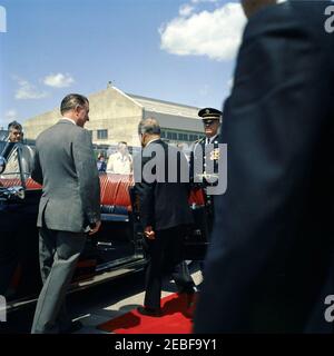 Cérémonies d'arrivée pour Habib Bourguiba, Sr., Président de la Tunisie, et épouse Moufida Bourguiba, 12 h 00. Cérémonies d'arrivée pour Habib Bourguiba, Sr., Président de la Tunisie. Le président Bourguiba entre en voiture; l'agent du service secret de la Maison Blanche, Gerald u201cJerryu201d Behn, se trouve à l'extrême gauche; d'autres non identifiés. Terminal du service militaire de transport aérien (SMAT), aéroport national de Washington, Washington, D.C. Banque D'Images