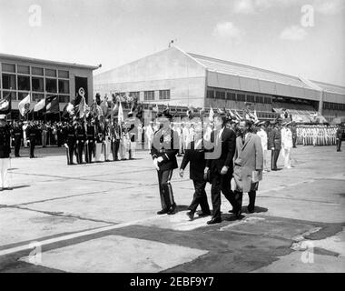 Cérémonies d'arrivée pour Habib Bourguiba, Sr., Président de la Tunisie, et épouse Moufida Bourguiba, 12 h 00. Cérémonies d'arrivée pour Habib Bourguiba, Sr., Président de la Tunisie. Passer devant les gardes d'honneur militaires, G-D : commandant des troupes, lieutenant-colonel Charles P. Murray, Jr.; président Bourguiba; président John F. Kennedy; interprète Charles Sedgwick. Terminal du service militaire de transport aérien (SMAT), aéroport national de Washington, Washington, D.C. Banque D'Images