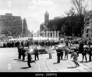 Cérémonies d'arrivée pour Habib Bourguiba, Sr., Président de la Tunisie, et épouse Moufida Bourguiba, 12 h 00. Cérémonies d'arrivée pour Habib Bourguiba, Sr., Président de la Tunisie. Le président John F. Kennedy (assis) et le président Bourguiba (debout) se tiennent en voiture devant le cortège. 14e rue et Pennsylvania Avenue, Washington, D.C. Banque D'Images