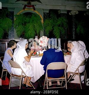 La première dame Jacqueline Kennedy (JBK) assiste au déjeuner de l'unité des femmes de la Croix-Rouge du Sénat. La première dame Jacqueline Kennedy assiste à un déjeuner pour des membres de l'unité des femmes de la Croix-Rouge du Sénat dans l'ancienne chambre de la Cour suprême, bâtiment du Capitole des États-Unis, Washington, D.C., l'unité de la Croix-Rouge (également connue sous le nom de u201cLadies des Senateu201d) est composée des épouses des membres du Sénat américain. De gauche à droite : sénateur Maurine Neuberger (Oregon); Noel Clark (épouse du sénateur Joseph S. Clark de Pennsylvanie); Mme Kennedy; OIT Browne Wallace (épouse de l'ancien vice-président Henry A. Wallace); Lady Bird John Banque D'Images