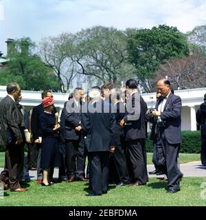 Cérémonies de départ pour Sukarno, Président de l'Indonésie, 10:40. Le président John F. Kennedy accueille un groupe sur la pelouse sud, Maison Blanche, Washington, D.C. correspondant de la Guy Gannet Publishing Company of Maine, May Craig, est à gauche; le photographe du New York Times, George Tames. Banque D'Images