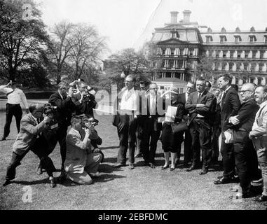 Cérémonies de départ pour Sukarno, Président de l'Indonésie, 10:40. Le président John F. Kennedy et d'autres posent pour les photographes de presse sur le South Lawn, White House, Washington, D.C., les photos incluent : photographe de presse pour United Press Movieetone, Thomas J. Craven, Sr. ; photographe de cinéma pour Columbia Broadcasting System (CBS), Tom J. Craven, Jr. ; Correspondant de Washington pour la Guy Gannet Publishing Company of Maine, May Craig; électricien du réseau de médias de la Maison Blanche, Cleve Ryan. Banque D'Images