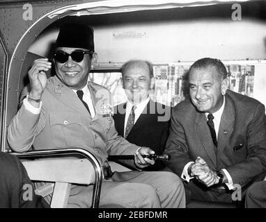 Cérémonies de départ pour Sukarno, Président de l'Indonésie, 10:40. (G-D) Président de l'Indonésie Ahmed Sukarno; Secrétaire d'État Dean Rusk; Vice-président Lyndon B. Johnson à bord d'un hélicoptère de l'armée des États-Unis sur la pelouse sud, Maison Blanche, Washington, D.C. Banque D'Images