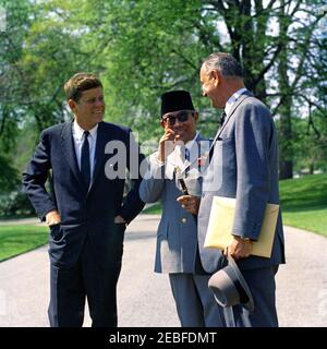 Cérémonies de départ pour Sukarno, Président de l'Indonésie, 10:40. Le Président John F. Kennedy et le Vice-Président Lyndon B. Johnson se tiennent avec le Président indonésien Ahmed Sukarno avant le départ du Président Sukarnou2019s, South Lawn, Maison Blanche, Washington, D.C. Banque D'Images