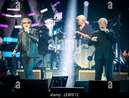 Mick Hucknall et Tom Jones se sont produits en direct pendant le concert Music for Marsden à l'O2 Arena, Greenwich, Londres. Date de la photo: Mardi 3 mars 2020. Le crédit photo devrait se lire: David Jensen Banque D'Images