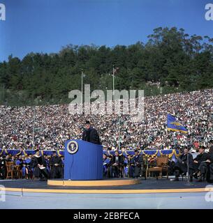 Voyage en Californie : cérémonie d'anniversaire de la Charte, Université de Californie à Berkeley, 13:40. Edward W. Strong, chancelier de l'Université de Californie nouvellement inauguré à Berkeley, parle à la 94e cérémonie du jour de la Charte de l'Université de Californie à 2019s. Assis à droite du lutrin (G-D): Le président John F. Kennedy; le président de l'Université de Californie, Dr Clark Kerr; l'ancien président de l'Université de Californie, Dr Robert Gordon Sproul; d'autres non identifiés. California Memorial Stadium, Université de Californie, Berkeley, Californie. Banque D'Images