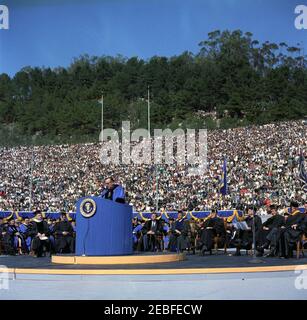 Voyage en Californie : cérémonie d'anniversaire de la Charte, Université de Californie à Berkeley, 13:40. Le gouverneur de la Californie, Edmund G. u201cPatu201d Brown, parle à la 94e cérémonie du jour de la Charte de l'Université de Californie. Assis à droite du lutrin (G-D) : le président John F. Kennedy; le président de l'Université de Californie, Dr Clark Kerr; le nouveau chancelier de l'Université de Californie à Berkeley, Edward W. Strong; l'ancien président de l'Université de Californie, Dr Robert Gordon Sproul; d'autres non identifiés. California Memorial Stadium, Université de Californie, Berkeley, Banque D'Images