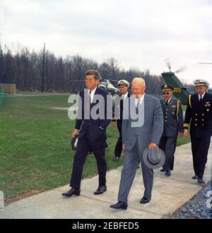 Rencontre avec l'ancien président Dwight D. Eisenhower (DDE) à Camp David. Le président John F. Kennedy et l'ancien président général Dwight D. Eisenhower marchent à Camp David, comté de Frederick, Maryland. Parmi ceux qui suivent, citons l'aide navale au président Kennedy Tazewell Shepard, Jr. (À l'extrême droite) et l'aide militaire au président Eisenhower Robert L. Schulz (au centre). Banque D'Images