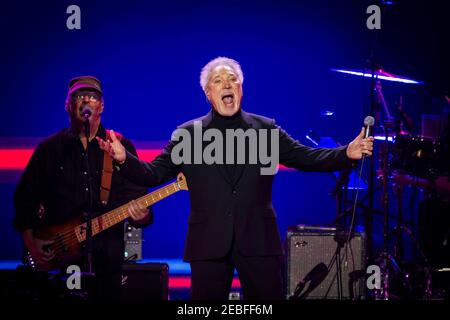 Sir Tom Jones joue en direct pendant le concert Music for Marsden à l'O2 Arena de Greenwich, Londres. Banque D'Images