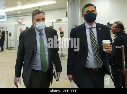 Washington, États-Unis. 12 février 2021. Le sénateur Mark Warner D-Va, est vu dans le métro Capitol au Capitole des États-Unis à Washington, DC, le vendredi 12 février 2021. L'équipe juridique de l'ancien président Donald Trump commence aujourd'hui à se défendre. Photo de Leigh Vogel/UPI crédit: UPI/Alay Live News Banque D'Images
