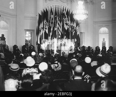 Adresse au Pan American Union Building, 10:53AM. Le Président John F. Kennedy prend la parole au cours de la session protocolaire du Conseil de l'Organisation des États américains (OEA) à l'édifice de l'Union panaméricaine à Washington, D.C., d'autres sont présents sur la scène, notamment le Représentant à l'OEA Vicente Sau0301nchez Gavito (Mexique); le Représentant à l'OEA Juan Bautista Lavalle (Pérou); Représentant auprès de l'OEA Guillermo Sevilla Sacassa du Nicaragua; Secrétaire général de l'Union panaméricaine Dr. Josu00e9 Mora. Banque D'Images