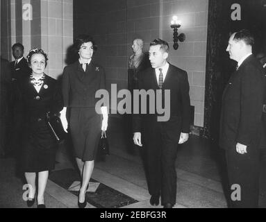 Adresse au Pan American Union Building, 10:53AM. La première dame Jacqueline Kennedy et d'autres arrivent à l'édifice de l'Union panaméricaine à Washington, D.C., pour le discours du Président John F. Kennedyu0027s devant la session protocolaire du Conseil de l'Organisation des États américains. Banque D'Images