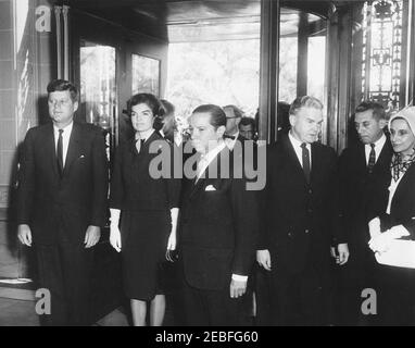 Adresse au Pan American Union Building, 10:53AM. Le président John F. Kennedy; la première dame Jacqueline Kennedy; Et le Secrétaire général de l'Union panaméricaine, M. Josu00e9 Mora (droite de la première Dame), entre dans l'édifice de l'Union panaméricaine à Washington, D.C., où le Président prononce une allocution à la session protocolaire du Conseil de l'Organisation des États américains. Autres non identifiés. Banque D'Images