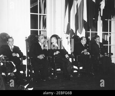 Adresse au Pan American Union Building, 10:53AM. Le Président John F. Kennedy a été assis avec des représentants de l'Organisation des États américains (OEA) pendant la session protocolaire du Conseil de l'OEA à l'édifice de l'Union panaméricaine à Washington, D.C. Représentant auprès de l'OEA Vicente Su00e1nchez Gavito, du Mexique; non identifié; Représentant auprès de l'OEA Juan Bautista Lavalle du Pérou; Représentant auprès de l'OEA Guillermo Sevilla Sacasa du Nicaragua; Président Kennedy. Banque D'Images