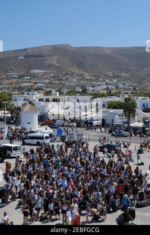 Paros, Grèce - 18 août 2018 : les touristes attendent de prendre un ferry au port de Paros en Grèce Banque D'Images