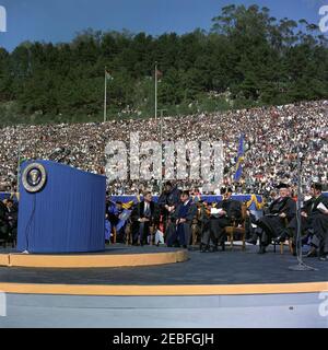 Voyage en Californie : cérémonie d'anniversaire de la Charte, Université de Californie à Berkeley, 13:40. Le Président John F. Kennedy assiste à la 94e cérémonie de la Charte de l'Université de Californie, 2019s. Assis en première ligne (G-D) : régent de l'Université de Californie, Dr. Edwin W. Pauley (partiellement caché, droit de lutrin); Président Kennedy (parlant avec un homme non identifié); Président de l'Université de Californie, Dr. Clark Kerr; Chancelier nouvellement inauguré de l'Université de Californie à Berkeley, Edward W. Strong; Ancien président de l'Université de Californie, Dr Robert Gordon Sproul; président de l'Université de Californie Banque D'Images