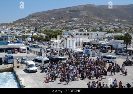 Paros, Grèce - 18 août 2018 : les touristes attendent de prendre un ferry au port de Paros en Grèce Banque D'Images