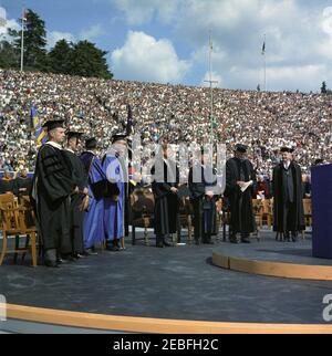 Voyage en Californie : cérémonie d'anniversaire de la Charte, Université de Californie à Berkeley, 13:40. Le Président John F. Kennedy assiste à la 94e cérémonie de la Charte de l'Université de Californie, 2019s. Debout (G-D) : deux hommes non identifiés; gouverneur de Californie, Edmund G. u201cPatu201d Brown (face à face); régent de l'Université de Californie, Dr. Edwin W. Pauley; président Kennedy; président de l'Université de Californie, Dr. Clark Kerr; chancelier de l'Université de Californie nouvellement inauguré à Berkeley, Edward W. Strong; Ancien président de l'Université de Californie, M. Robert Gordon Sproul Banque D'Images