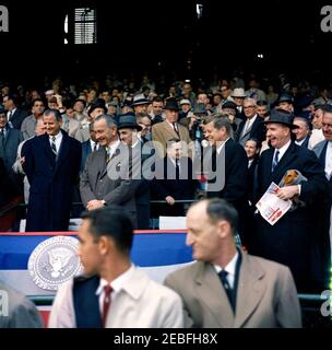 Jour d'ouverture de la saison de baseball 1961, 13:10. Le président John F. Kennedy, le vice-président Lyndon B. Johnson et d'autres rient pendant le match d'ouverture de la saison de baseball 1961 au Griffith Stadium, Washington, D.C. l'audience comprend l'assistant spécial du président Dave Powers; Clubs garçons d'Americau0027s u0022Boy of the Yearu0022 Richard Lopez (en avant-plan); Le sénateur George Smathers de la Floride; l'adjoint spécial du président Lawrence u0022Larryu0022 Ou0027Brien; le représentant Carl Albert de l'Oklahoma; l'agent des services secrets Gerald u201cJerryu201d Behn. Banque D'Images