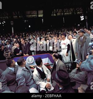 Jour d'ouverture de la saison de baseball 1961, 13:10. Le président John F. Kennedy lance le premier terrain de la saison de baseball 1961 au Griffith Stadium, Washington, D.C., parmi les participants, citons le vice-président Lyndon B. Johnson; le secrétaire de l'intérieur Stewart Udall; le secrétaire de l'Agriculture Orville Freeman; les Clubs garçons d'Americau0027s u0022Boy of the Yearu0022 Richard Lopez; Le sénateur Hubert Humphrey du Minnesota; le représentant Carl Albert de l'Oklahoma; le représentant Charles Hallack de l'Indiana; le chef de la majorité au Sénat Mike Mansfield du Montana; l'adjoint spécial du président Dave Powers; le maj Banque D'Images