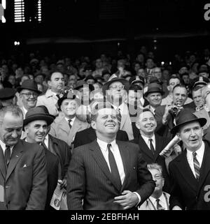 Jour d'ouverture de la saison de baseball 1961, 13:10. Le président John F. Kennedy et d'autres personnes rient lors du match d'ouverture de la saison de baseball 1961 au Griffith Stadium, Washington, D.C. l'audience comprend le vice-président Lyndon B. Johnson; l'adjoint spécial du président Dave Powers; le secrétaire à la Santé, à l'éducation et au bien-être social Abraham Ribicoff; le représentant Carl Albert de l'Oklahoma; Leader minoritaire du Sénat Everett Dirksen de l'Illinois. Banque D'Images