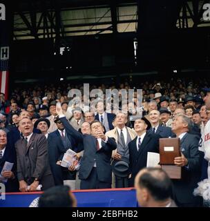 Jour d'ouverture de la saison de baseball 1961, 13:10. Le président John F. Kennedy lance le premier terrain de la saison de baseball 1961 au Griffith Stadium, Washington, D.C., parmi les participants, mentionnons le vice-président Lyndon B. Johnson; le sénateur Hubert Humphrey, du Minnesota; l'adjoint spécial du président Dave Powers; Propriétaire majoritaire de la franchise des sénateurs de Washington, le général Elwood R. u201cPeteu201d Quesada; le chef de la minorité du Sénat Everett Dirksen de l'Illinois; le secrétaire à la Santé, à l'éducation et au bien-être social Abraham Ribicoff; le secrétaire associé à la presse Andrew Hatcher; les agents des services secrets Gerald u0022Jerr Banque D'Images