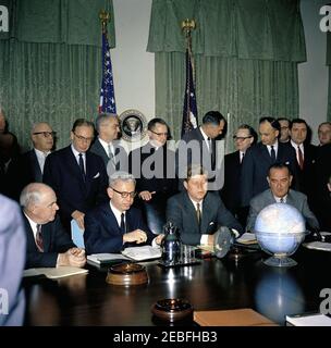 Réunion avec les membres de la Commission du Président 2019s sur l'égalité des chances en matière d'emploi, 9 h 30. Le président John F. Kennedy et le vice-président Lyndon B. Johnson assistent à une réunion de la Commission du Président du Conseil sur l'égalité des chances dans l'emploi, dans la salle du Cabinet, à la Maison Blanche, à Washington (D.C.) (L-R) assis : le secrétaire au Commerce Luther Hodges; le secrétaire au travail Arthur Goldberg; le président Kennedy; le vice-président Johnson. Parmi ces personnes figurent le président de l'American Federation of Labor and Congress of Industrial Organizations (AFL-CIO) George Meany; le président de Kaiser Steel Corporation Edgar Banque D'Images